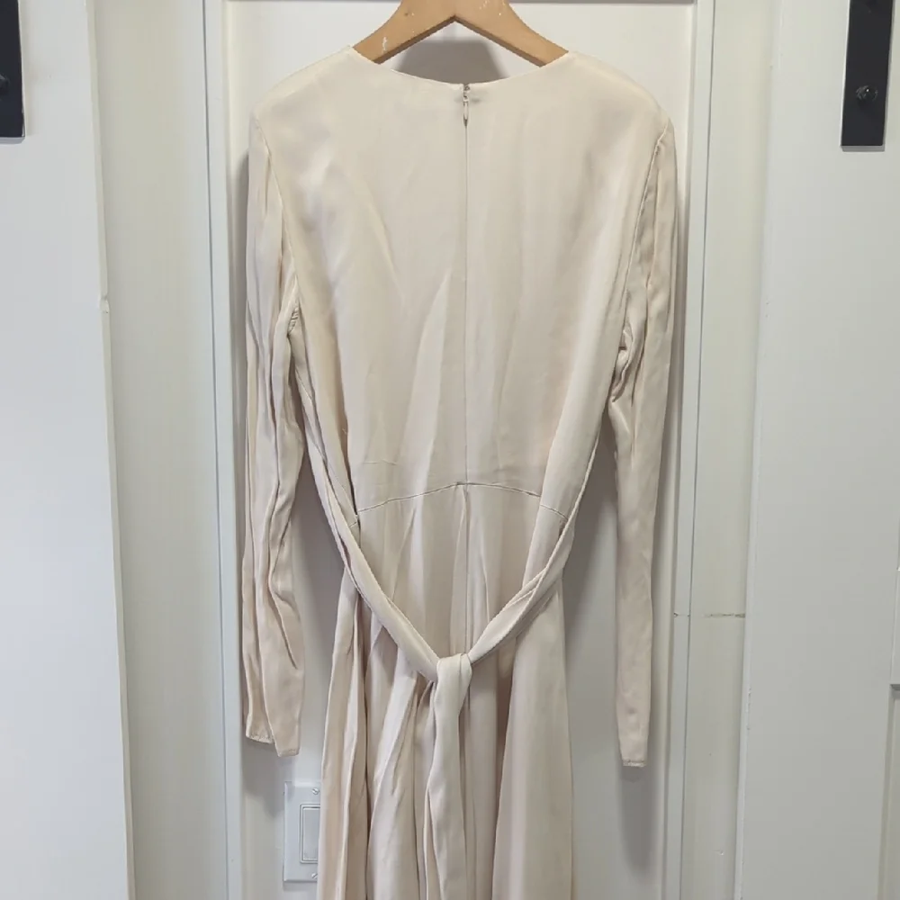 Ann Taylor Cream Long Sleeve Dress with Waist Tie Size 2